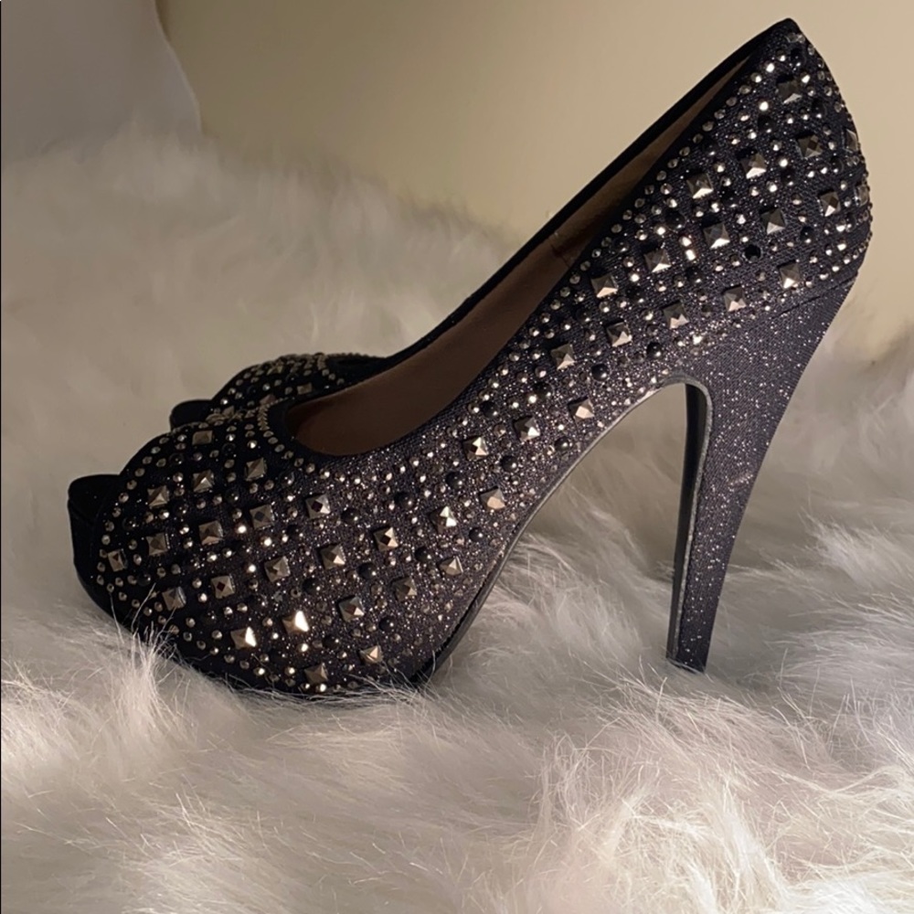 Beautiful, Black and Blinged Out heels 👠